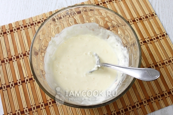 Соединить яйца, сметану и майонез