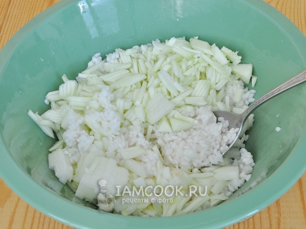 Смешать рис, лук и патиссон