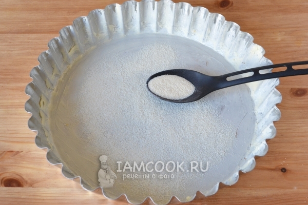 Форму смазать маслом и присыпать манкой