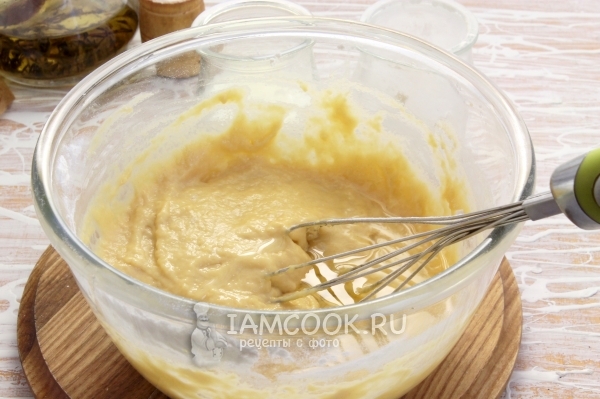 Влить масло