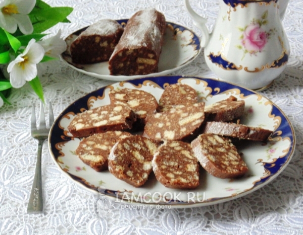 Фото шоколадной колбасы из печенья