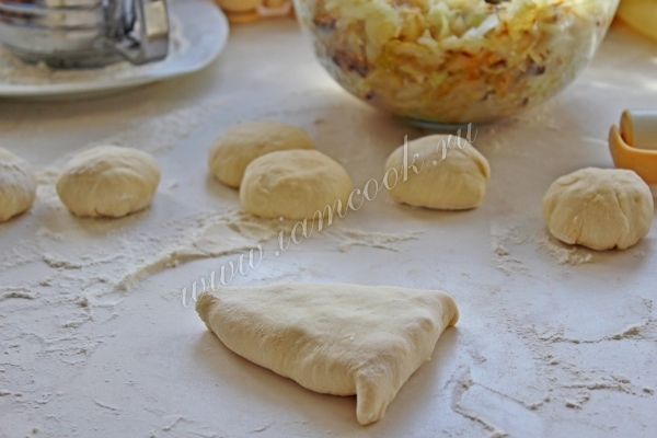 Лепка пирогов из теста на майонезе