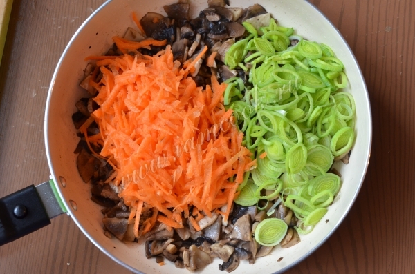 Грибы с морковью и луком пореем