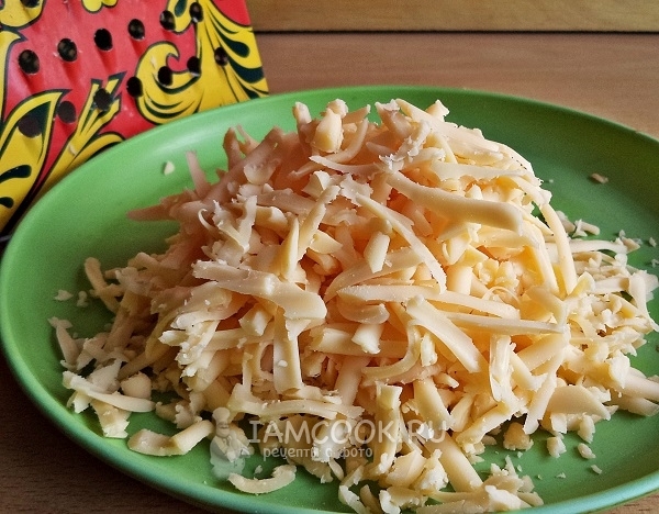 Натереть на терке сыр