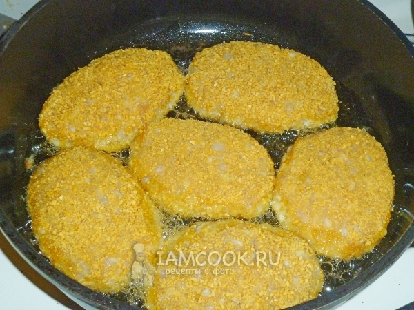 Пожарить котлеты