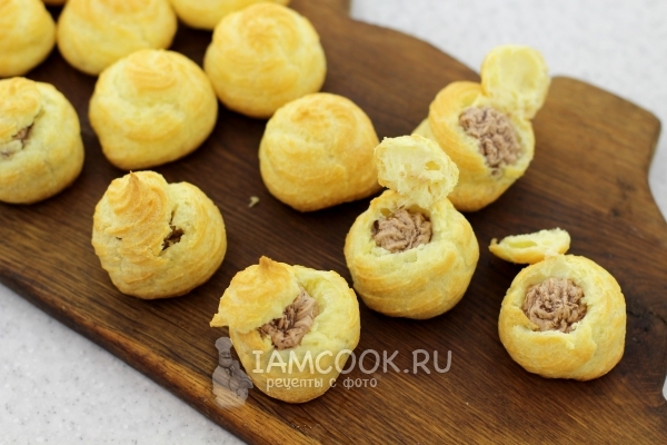 Положить крем в булочку