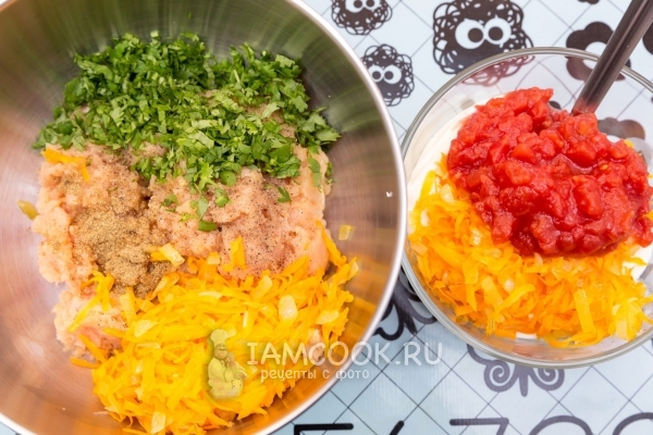 Сделать фарш и томатный соус