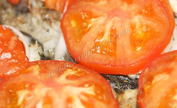 стейки из трески запеченные с помидорами