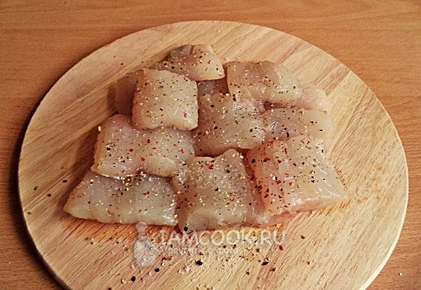 Посыпать рыбу специями