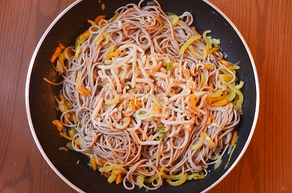 Готовим собу с овощами и кальмарами