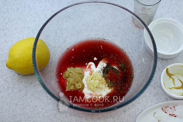 Влить сок и всыпать специи