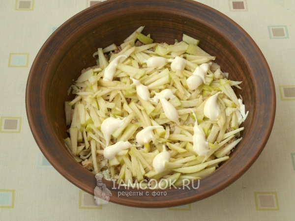 Выложить яблоко и майонез