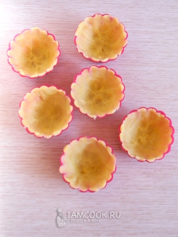 Выложить в формочки тесто