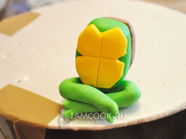 Присоединить к туловищу ноги и желтый панцирь