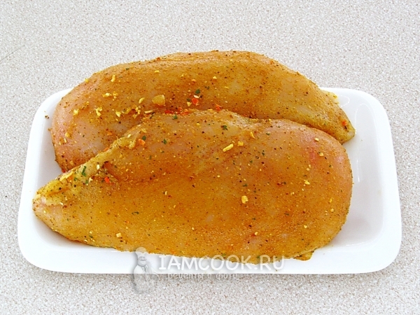 Натереть мясо специями