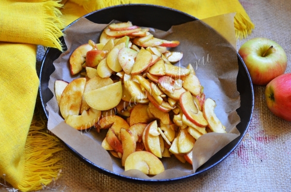 выложить яблоки в форму для запекания