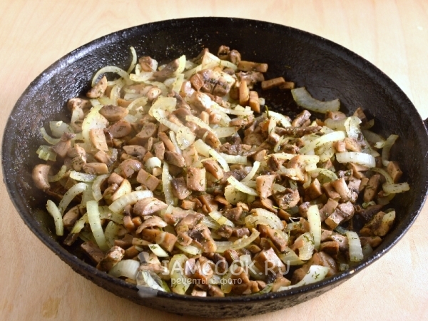 Обжарить лук с грибами