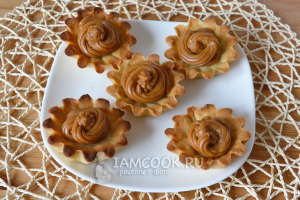 Положить в корзинки сгущенку