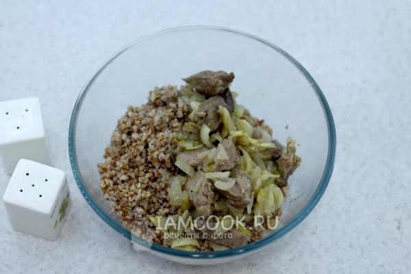 Соединить варенную гречку и мясо с луком