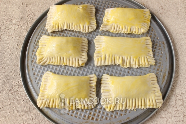 Смазать слойки желтком