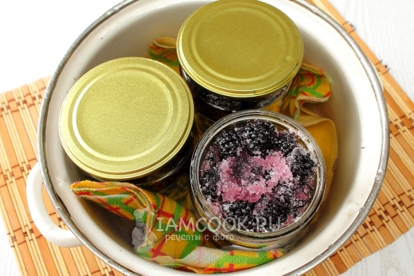 Поставить банки в кастрюлю