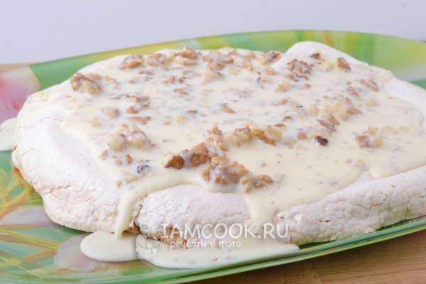 Смазать корж кремом