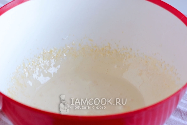 Взбить желтки с сахаром