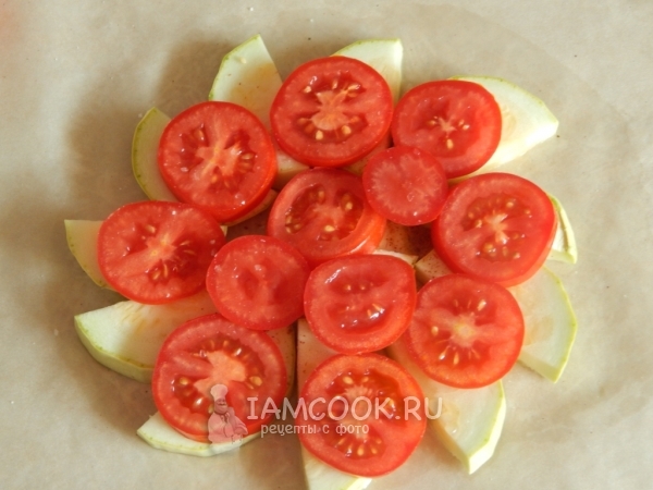 Положить на кабачки помидоры
