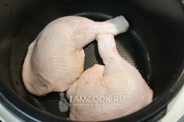 Посолить куриные ножки