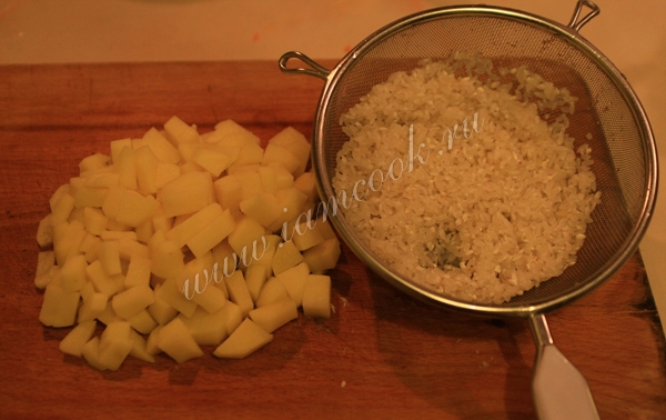 нарезанный картофель и промытый рис для супа