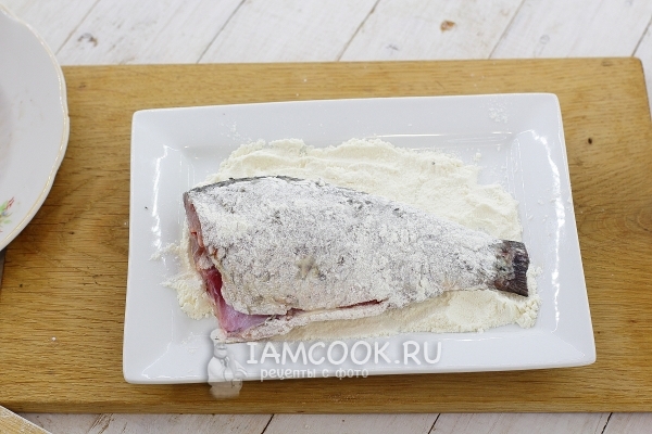 Обвалять рыбу в муке