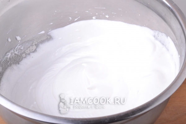 Взбить белки с сахаром