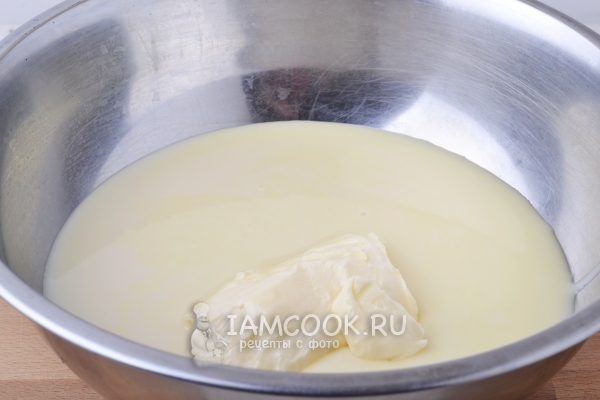 Соединить сгущенку с маслом