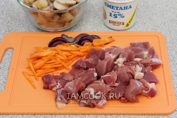 Порезать лук, морковь и мясо