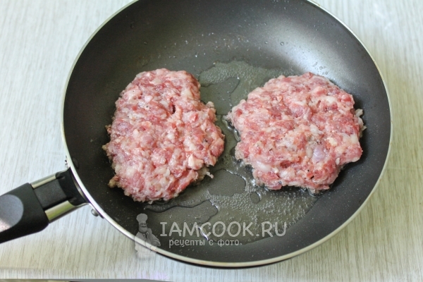 Пожарить котлеты