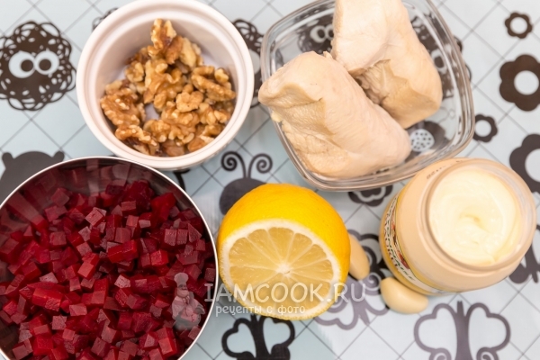 Ингредиенты для салата с куриной грудкой и свеклой