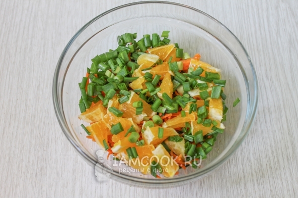 Смешать порезанный апельсин и зеленый лук