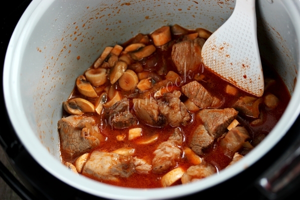 Свинина с шампиньонами в томате