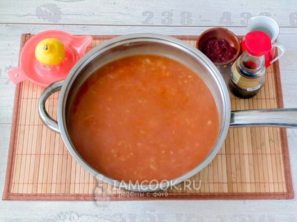 Добавить бульон, томатную пасту, соевый соус и сок лимона