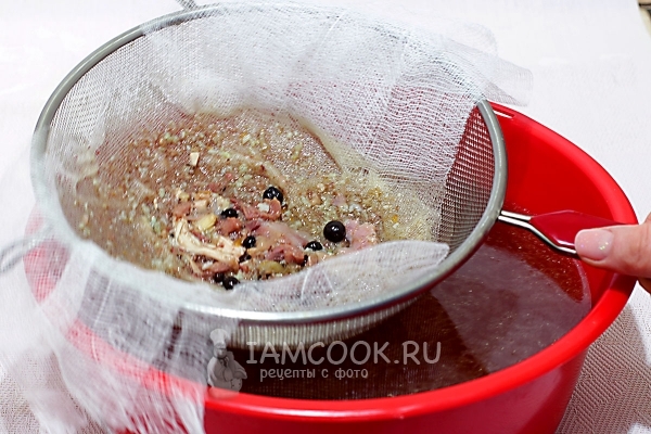 Процедить бульон