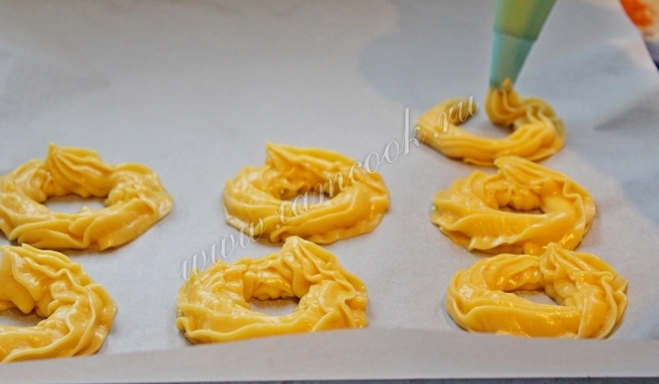 Выложить кольца из теста