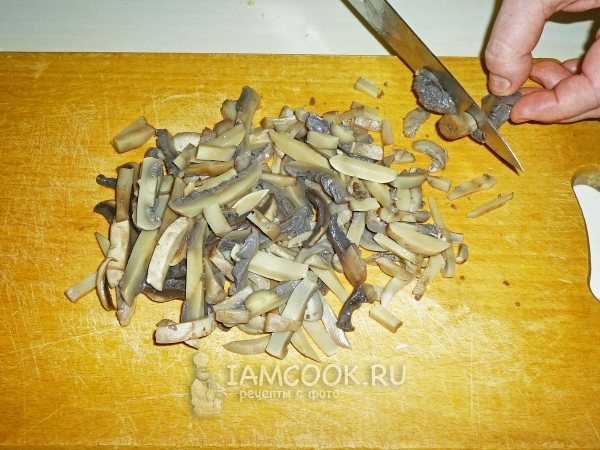 Порезать грибы