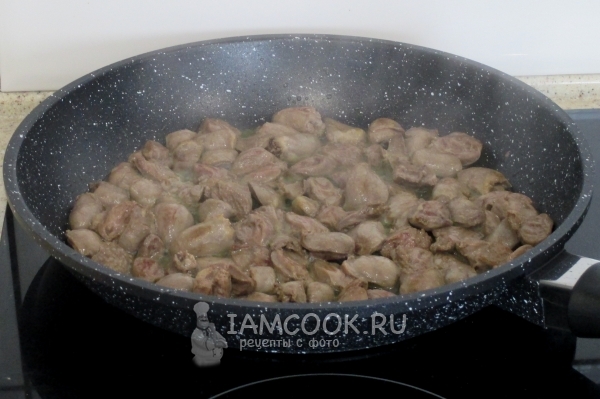 Обжарить куриные сердечки