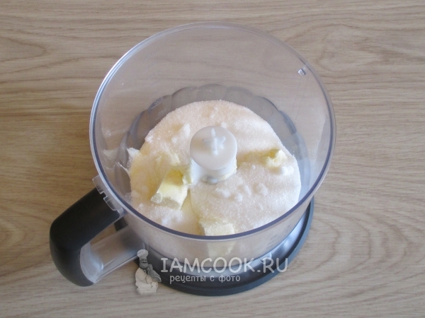 Смешать масло с сахаром