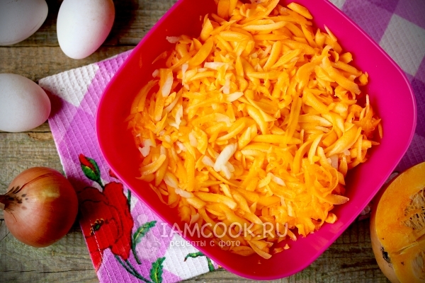 Натереть тыкву на терке