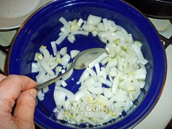 Обжарить лук