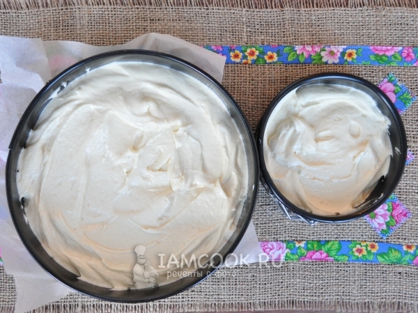 Переложить тесто в форму