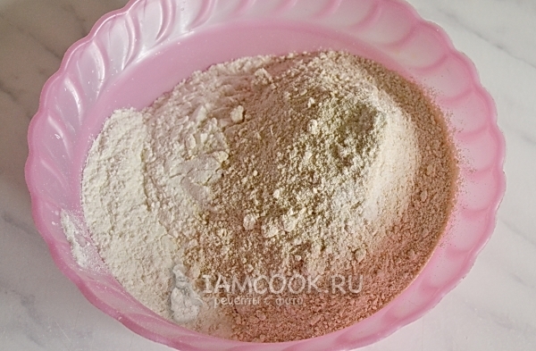 Смешать два вида муки