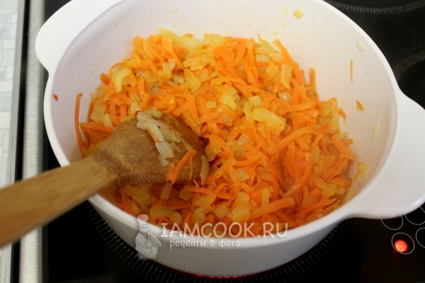 Обжарить лук с морковью