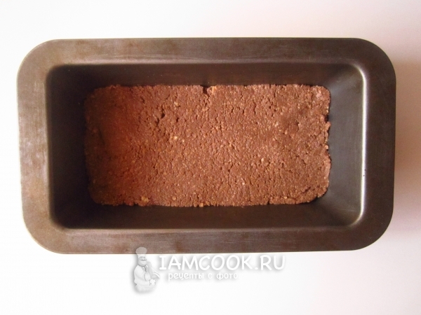 Выложить основание торта в форму